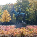 Reiterstandbild “Amazone zu Pferd” von Louis Tuaillon im Großen Tiergarten in Berlin, Zustand: Oktober 2015.