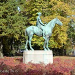 Reiterstandbild “Amazone zu Pferd” von Louis Tuaillon im Großen Tiergarten in Berlin, Zustand: Oktober 2015.