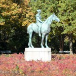 Reiterstandbild “Amazone zu Pferd” von Louis Tuaillon im Großen Tiergarten in Berlin, Zustand: Oktober 2015.