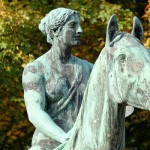 Reiterstandbild “Amazone zu Pferd” von Louis Tuaillon im Großen Tiergarten in Berlin, Zustand: Oktober 2015.