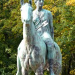 Reiterstandbild “Amazone zu Pferd” von Louis Tuaillon im Großen Tiergarten in Berlin, Zustand: Oktober 2015.