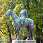 Reiterstandbild “Amazone zu Pferd” von Louis Tuaillon im Großen Tiergarten in Berlin, Zustand: Oktober 2015.