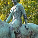 Reiterstandbild “Amazone zu Pferd” von Louis Tuaillon im Großen Tiergarten in Berlin, Zustand: Oktober 2015.