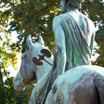 Reiterstandbild “Amazone zu Pferd” von Louis Tuaillon im Großen Tiergarten in Berlin, Zustand: Oktober 2015.