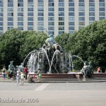Neptunbrunnen von Reinhold Begas auf dem Alexanderplatz in Berlin-Mitte, Gesamtansicht aus der Ferne