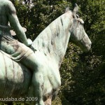 Reiterstandbild “Amazone zu Pferd” von Louis Tuaillon im Großen Tiergarten in Berlin, Detailansicht