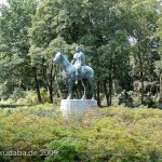 Reiterstandbild “Amazone zu Pferd” von Louis Tuaillon im Großen Tiergarten in Berlin, Vorderansicht