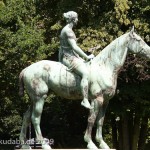 Reiterstandbild “Amazone zu Pferd” von Louis Tuaillon im Großen Tiergarten in Berlin, südliche Seitenansicht