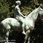 Reiterstandbild “Amazone zu Pferd” von Louis Tuaillon im Großen Tiergarten in Berlin, südliche Seitenansicht