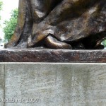 Denkmal Emil Fischer in Berlin-Mitte von Fritz Klimsch, Detailansicht der Künstlersignatur