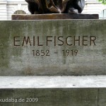 Denkmal Emil Fischer in Berlin-Mitte von Fritz Klimsch, Detailansicht des Sockels