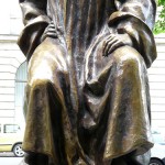 Denkmal Emil Fischer in Berlin-Mitte von Fritz Klimsch, Detailansicht der Sitzfigur