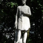 Denkmal Friedrich Wilhelm III. im Großen Tiergarten in Berlin-Tiergarten von Johann Friedrich Drake aus dem Jahr 1849, Detailansicht mit Standfigur