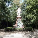 Lessing-Denkmal im Großen Tiergarten in Berlin von Otto Lessing, Gesamtansicht aus der Ferne