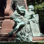 Lessing-Denkmal im Großen Tiergarten in Berlin von Otto Lessing, Detailansicht der vorderseitigen Sockelfigur des Genius der Humanität