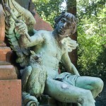 Lessing-Denkmal im Großen Tiergarten in Berlin von Otto Lessing, Detailansicht der rückseitigen Sockelfigur der Allegorie der Kritik