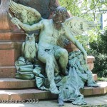 Lessing-Denkmal im Großen Tiergarten in Berlin von Otto Lessing, Detailansicht der rückseitigen Sockelfigur der Allegorie der Kritik