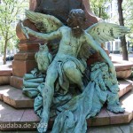 Lessing-Denkmal im Großen Tiergarten in Berlin von Otto Lessing, Detailansicht der rückseitigen Sockelfigur der Allegorie der Kritik