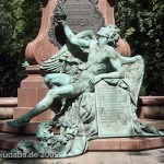 Lessing-Denkmal im Großen Tiergarten in Berlin von Otto Lessing, Detailansicht der vorderseitigen Sockelfigur des Genius der Humanität