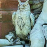 Lessing-Denkmal im Großen Tiergarten in Berlin von Otto Lessing, Detailansicht der rückseitigen Sockelfigur der Allegorie der Kritik mit Eule