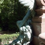 Lessing-Denkmal im Großen Tiergarten in Berlin von Otto Lessing, Detailansicht der rückseitigen Sockelfigur der Allegorie der Kritik mit Löwenfell