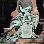 Lessing-Denkmal im Großen Tiergarten in Berlin von Otto Lessing, Detailansicht der vorderseitigen Sockelfigur des Genius der Humanität