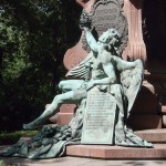 Lessing-Denkmal im Großen Tiergarten in Berlin von Otto Lessing, Detailansicht der vorderseitigen Sockelfigur des Genius der Humanität