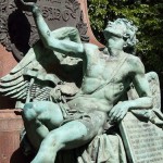 Lessing-Denkmal im Großen Tiergarten in Berlin von Otto Lessing, Detailansicht der vorderseitigen Sockelfigur des Genius der Humanität