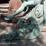 Lessing-Denkmal im Großen Tiergarten in Berlin von Otto Lessing, Detailansicht der vorderseitigen Sockelfigur des Genius der Humanität