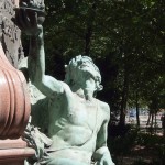 Lessing-Denkmal im Großen Tiergarten in Berlin von Otto Lessing, Detailansicht der vorderseitigen Sockelfigur des Genius der Humanität