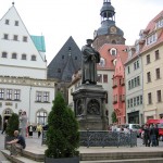Das bronzene Luther-Denkmal in Eisleben, Standort ist auf dem Marktplatz, wurde 1882 von Rudolf Siemering geschaffen. Enthüllt wurde es 1883 anlässlich des 400. Geburtstags Luthers.