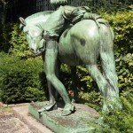 Denkmal "Pony und Knabe" von Erdmann Encke aus dem Jahr 1896 im Großen Tiergarten in Berlin-Tiergarten, Gesamtansicht