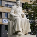 Denkmal Robert Koch in Berlin-Mitte von Louis Tuaillon von 1916, Gesamtansicht der Sitzfigur