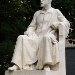 Denkmal Robert Koch in Berlin-Mitte von Louis Tuaillon von 1916, Gesamtansicht der Sitzfigur