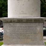 Denkmal Robert Koch in Berlin-Mitte von Louis Tuaillon von 1916, Detailansicht des Sockels