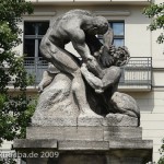 Denkmal Rudolf Virchow auf dem Karlplatz in Berlin-Mitte von Fritz Klimsch, Gesamtansicht der Skulptur