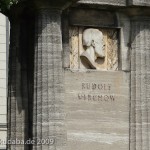 Denkmal Rudolf Virchow auf dem Karlplatz in Berlin-Mitte von Fritz Klimsch, Detailansicht des Sockels mit dem Porträt Virchows