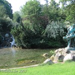 Bronzeskulptur "Der seltene Fang" von Ernst Herter aus dem Jahre 1896 im Victoriapark in Berlin-Kreuzberg, Fernansicht