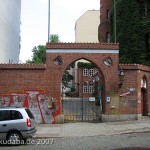 Wasserturm Tempelhofer Berg in Berlin-Kreuzberg im Stil des Historismus bzw. der Neogotik, Eingang zum Gelände