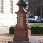 Fasch-Denkmal in Berlin-Mitte von Fritz Schaper, Gesamtansicht der Rückseite