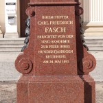 Fasch-Denkmal in Berlin-Mitte von Fritz Schaper, Detailansicht vom Sockel