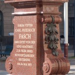 Fasch-Denkmal in Berlin-Mitte von Fritz Schaper, Detailansicht vom Sockel