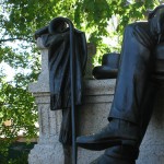 Fontane-Denkmal in Neuruppin von Max Wiese von 1907, Detailansicht von Wanderstock