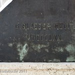 Hegel-Denkmal in Berlin-Mitte von Gustav Blaeser von 1870, Künstlersignet von Gustav Blaeser