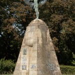 Lilienthal-Denkmal von Peter Christian Breuer von 1914 in Berlin-Steglitz, Gesamtansicht der Vorderseite