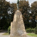 Lilienthal-Denkmal von Peter Christian Breuer von 1914 in Berlin-Steglitz, Seitenansicht