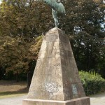 Lilienthal-Denkmal von Peter Christian Breuer von 1914 in Berlin-Steglitz, Seitenansicht