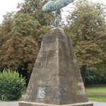 Lilienthal-Denkmal von Peter Christian Breuer von 1914 in Berlin-Steglitz, Gesamtansicht der Rückseite