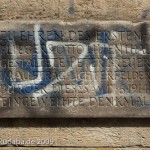 Lilienthal-Denkmal von Peter Christian Breuer von 1914 in Berlin-Steglitz, Detailansicht vom Sockel