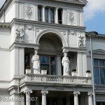 Villa am Emmichplatz 4 in Hannover von Heinrich Köhler im spätklassizistischen Stil, Detailansicht mit Karyatiden